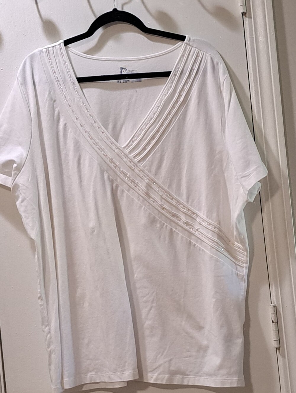 Classic Elements White V‑Neck Short Sleeve Top with Crystal Embellishment EUC